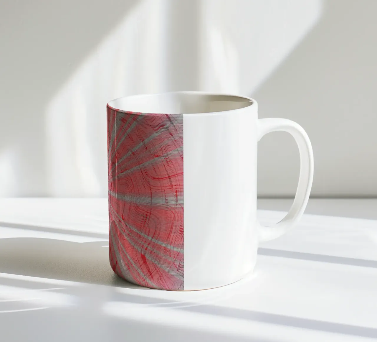 Abstract dynamisch patroon in de kleuren grijs en rood keramische mok van Something for you