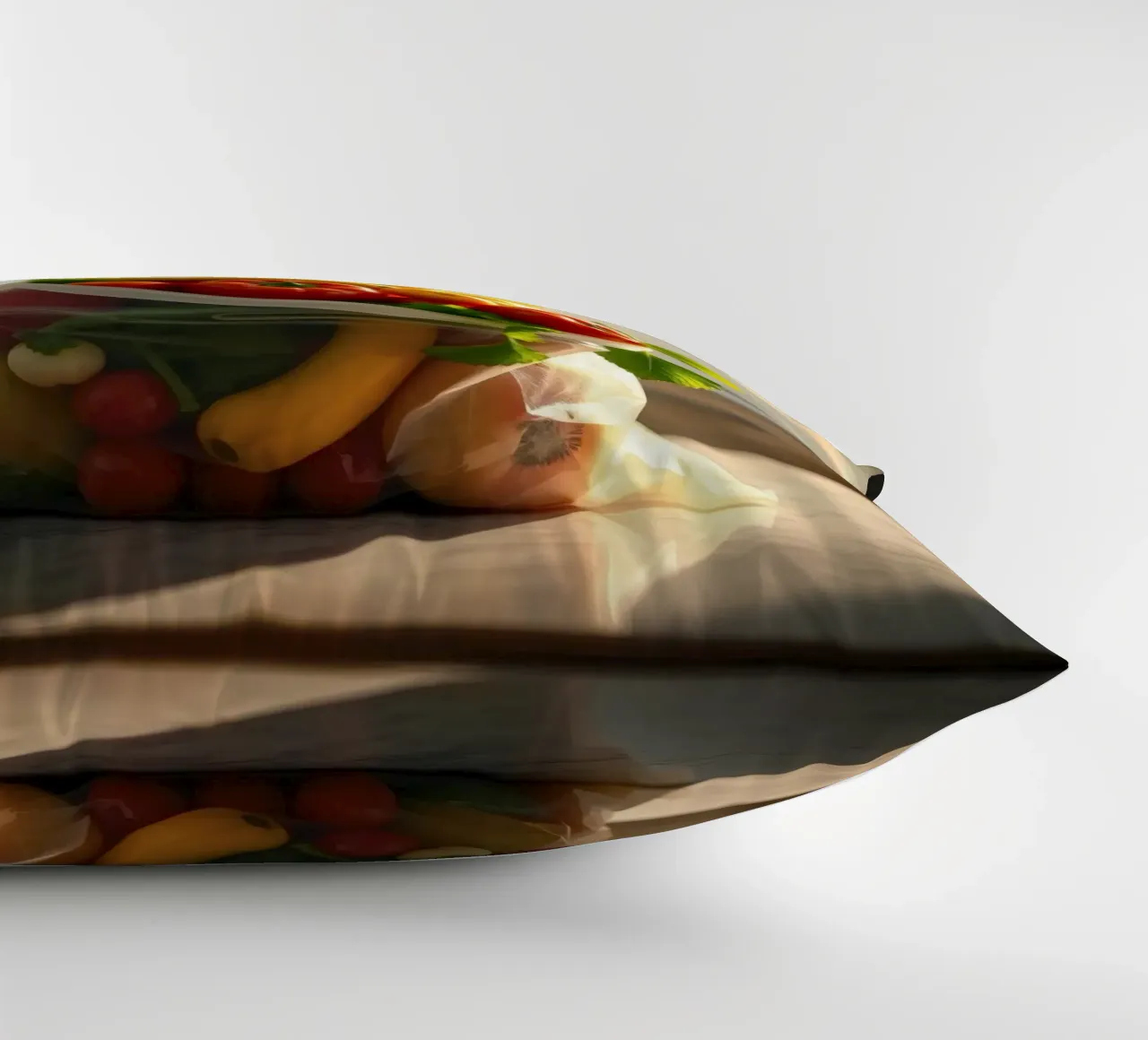 Frutta e verdura fresche disposte in un sacchetto riutilizzabile cuscino da DesignDoodle