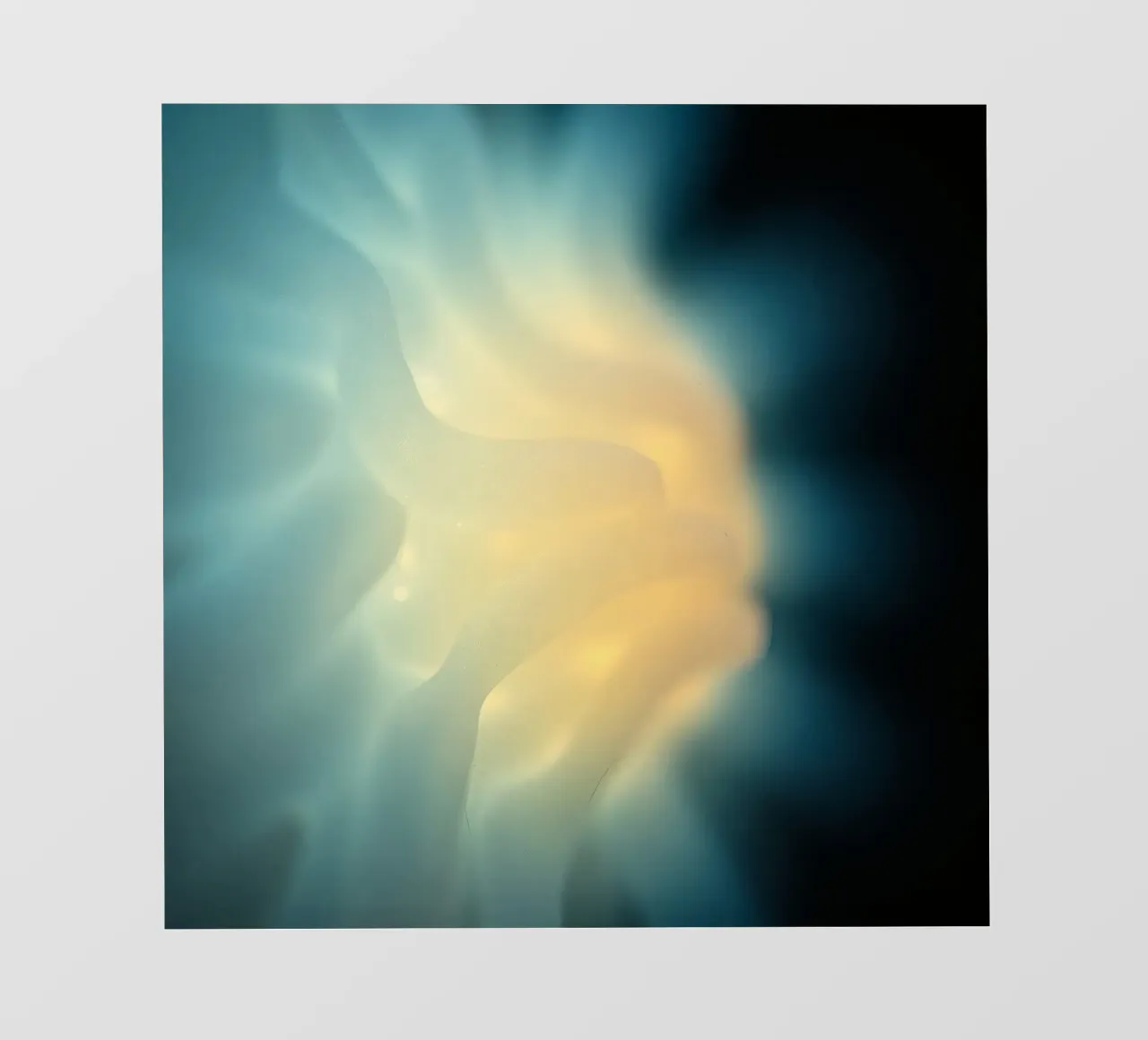 Licht, das in lebendigen Farben wirbelt, erzeugt ein faszinierendes Abstraktes. PVC Plane von DesignDoodle