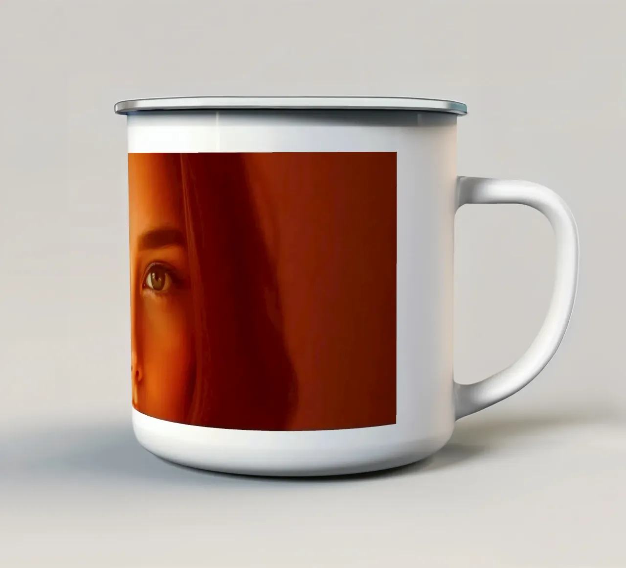 Giovane donna con occhi espressivi e lineamenti morbidi, in posa tazza in smalto da DesignDoodle