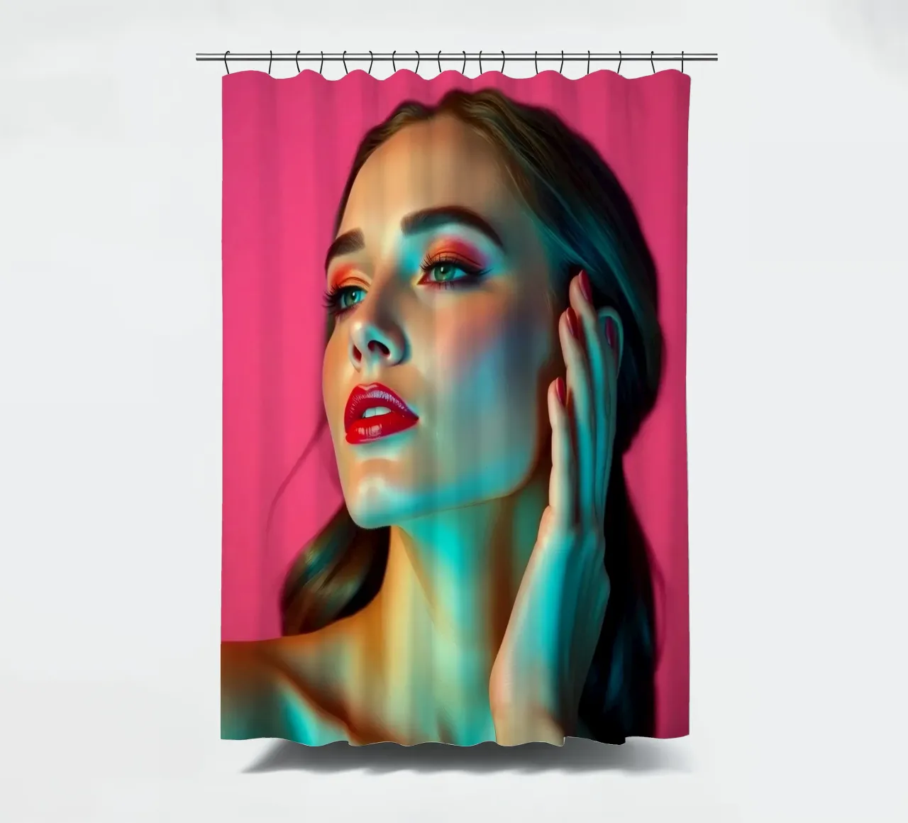 Belle femme maquillée sur fond rose vif rideau de douche de DesignDoodle