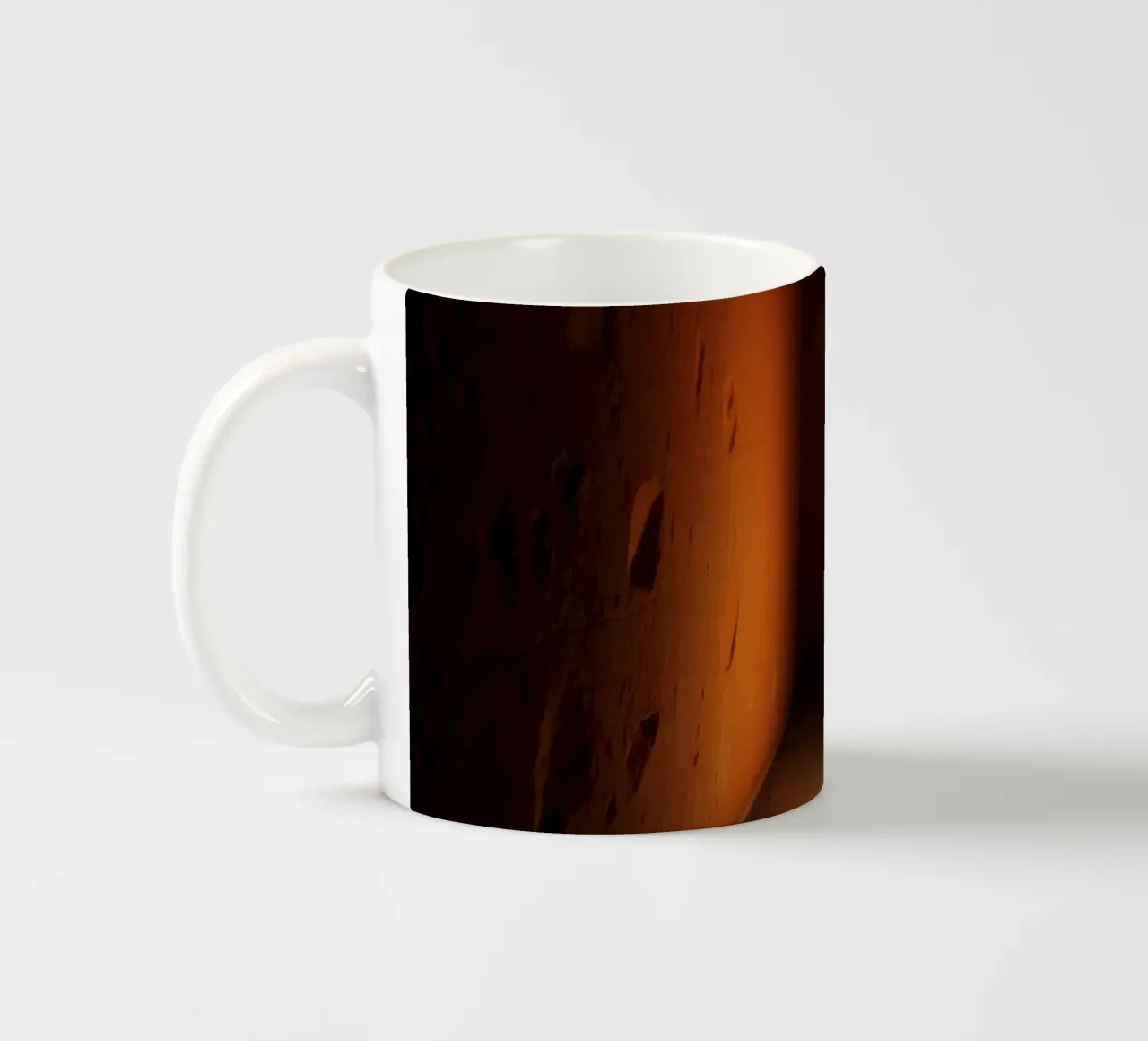 Un corridoio presenta un contrasto sorprendente con l'arancione e il turchese. tazza in ceramica da DesignDoodle