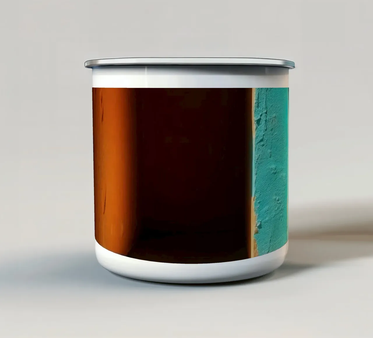Un corridoio presenta un contrasto sorprendente con l'arancione e il turchese. tazza in smalto da DesignDoodle