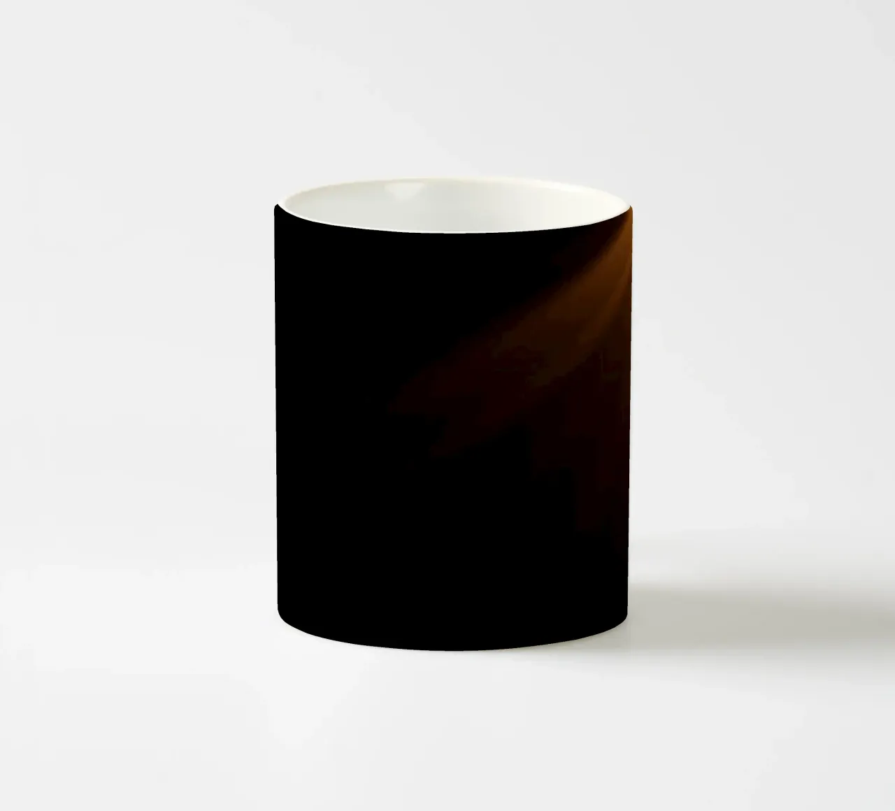 Un brillante fascio di luce dorata illumina le tenebre tazza in ceramica da DesignDoodle