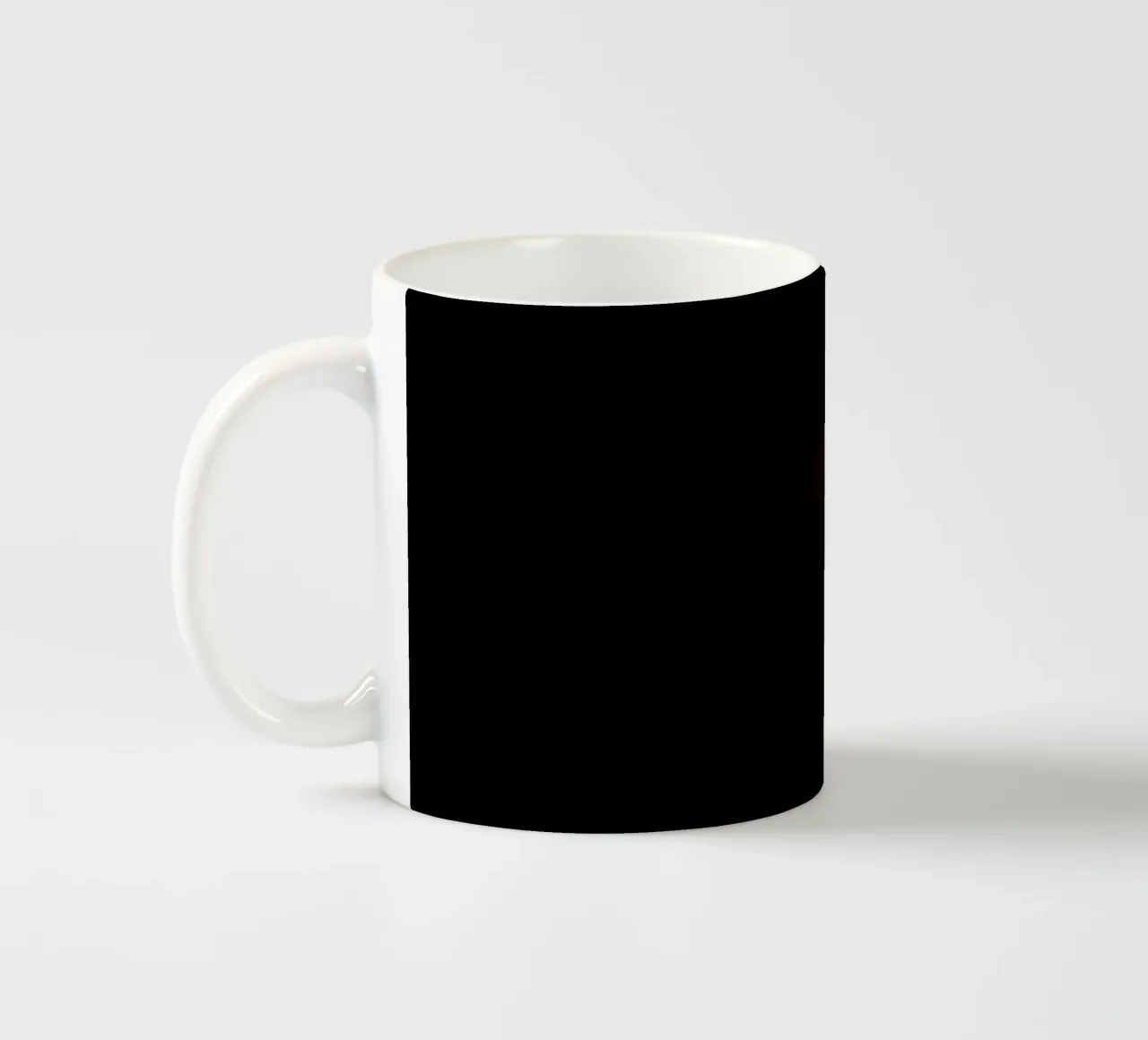 Un brillante fascio di luce dorata illumina le tenebre tazza in ceramica da DesignDoodle