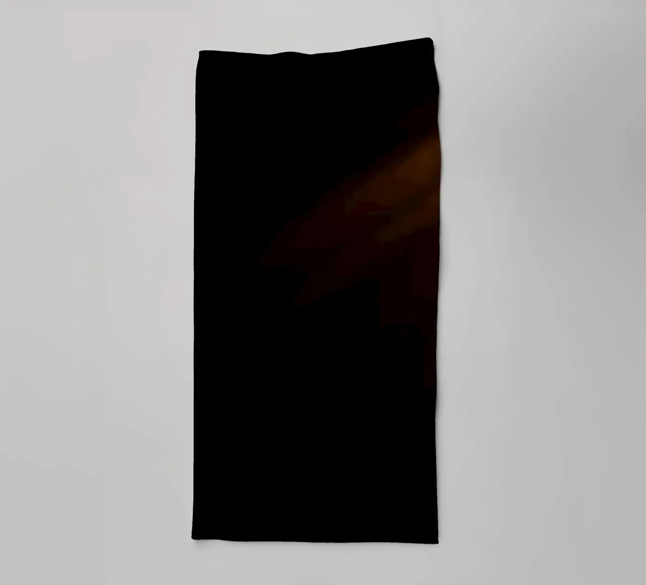 Un faisceau lumineux doré traverse les ténèbres serviette de bain de DesignDoodle