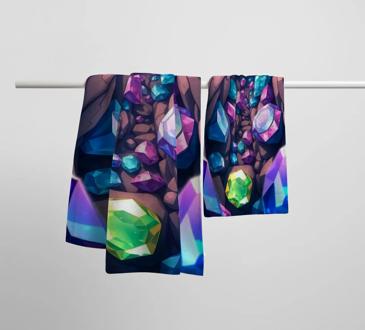 cristalli scintillano in una stretta caverna con intricate forme di roccia asciugamano da bagno da DesignDoodle