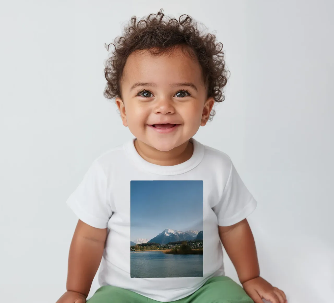 Spring View of the Bernese Alps from Lake Thun maglietta neonato da FujiSwiss