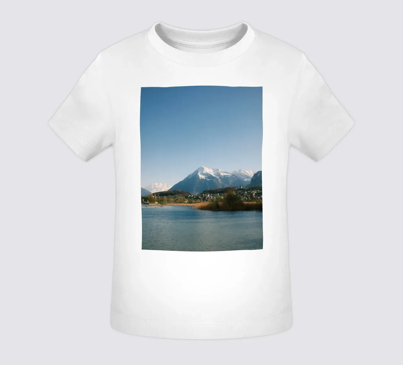 Spring View of the Bernese Alps from Lake Thun maglietta neonato da FujiSwiss