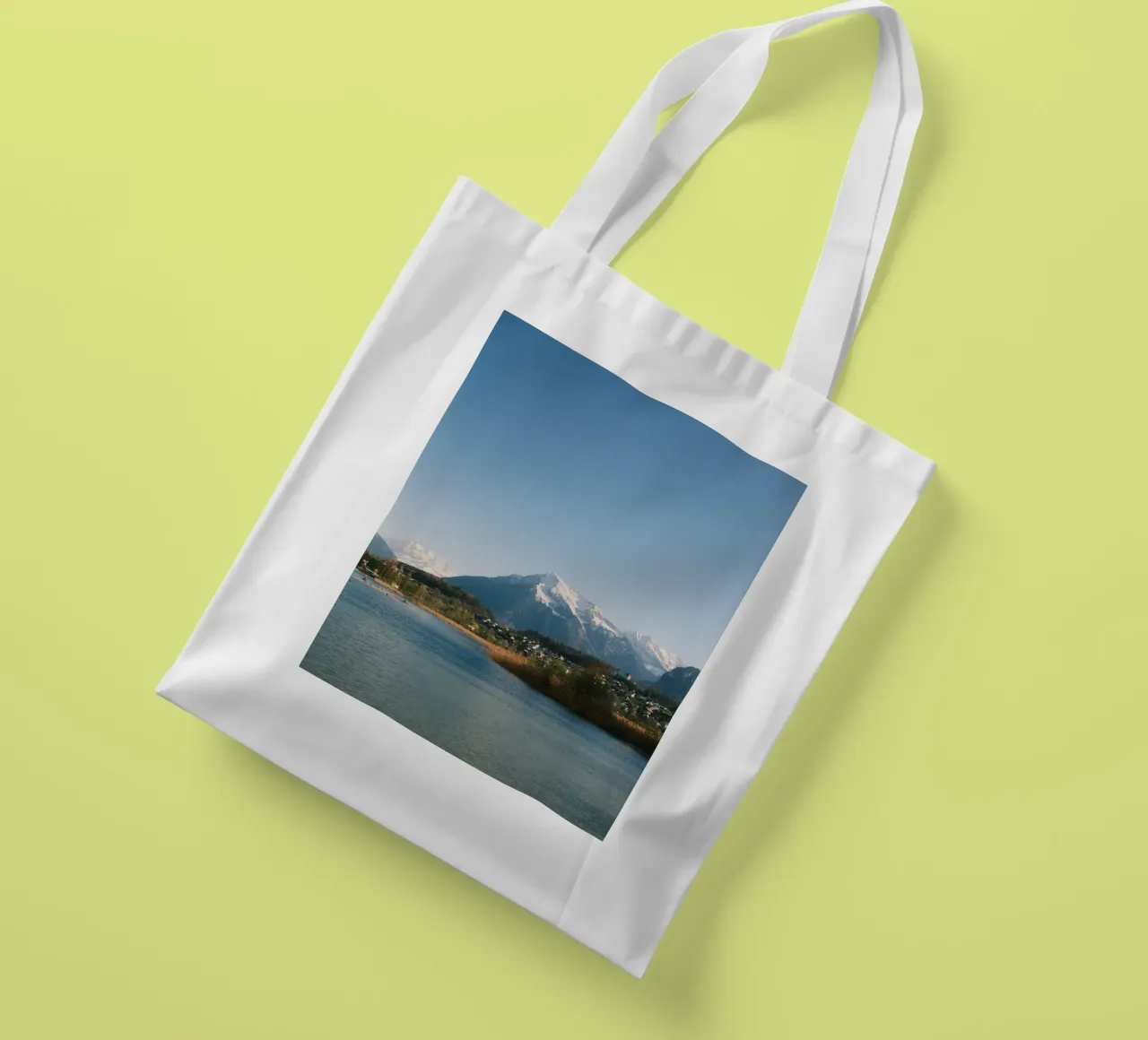 Spring View of the Bernese Alps from Lake Thun borsa in juta da FujiSwiss