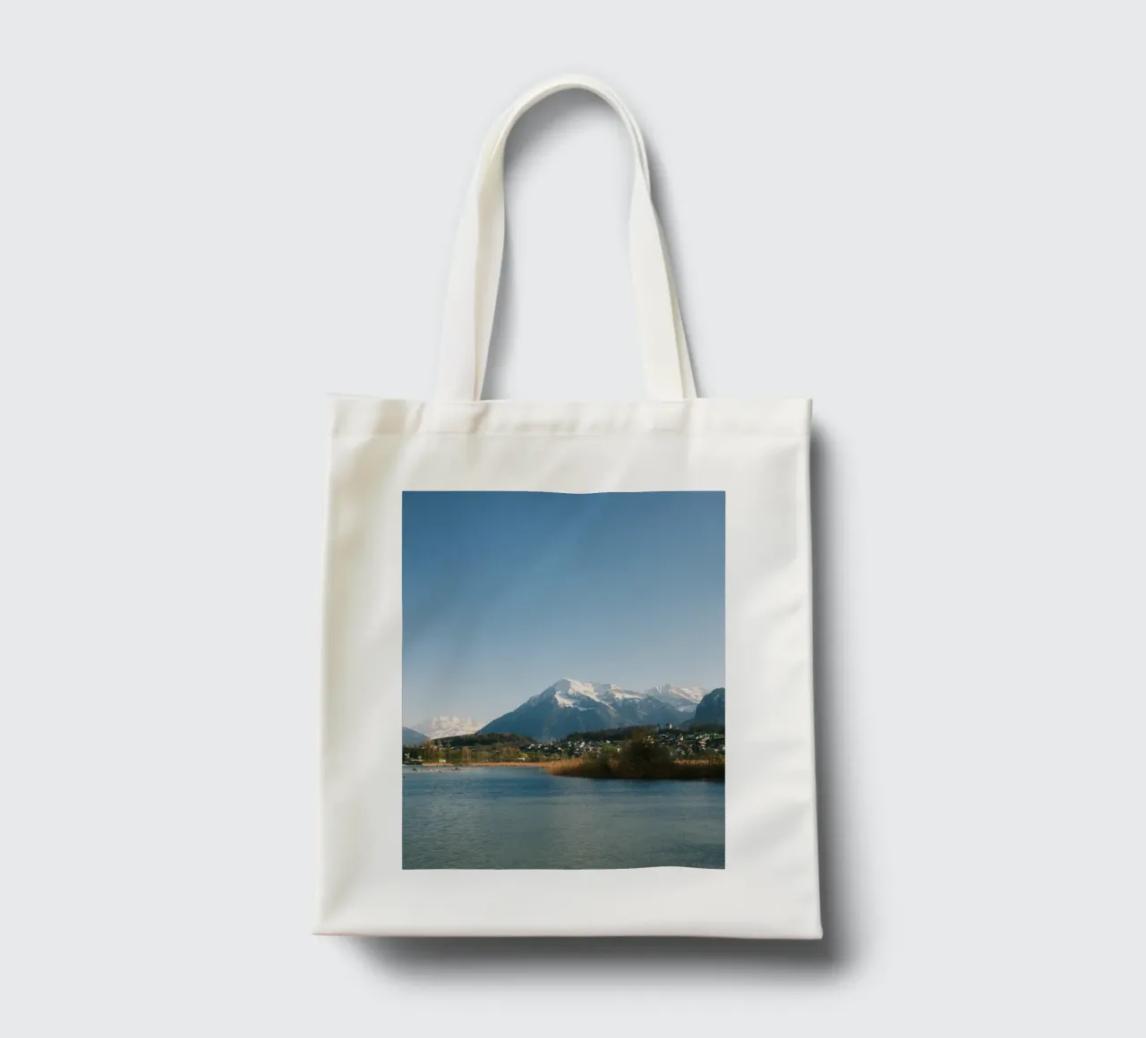 Spring View of the Bernese Alps from Lake Thun borsa in juta da FujiSwiss