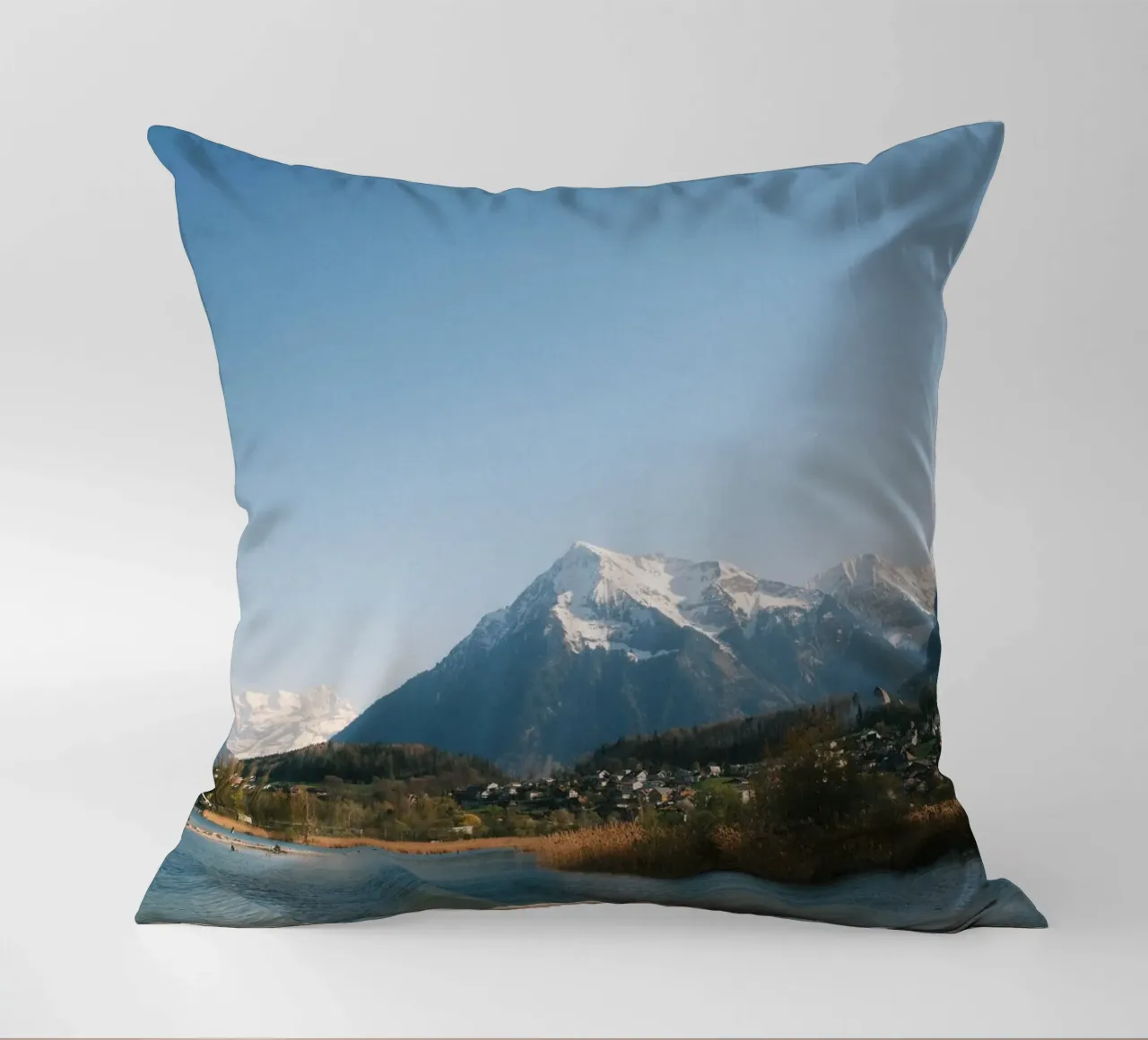 Spring View of the Bernese Alps from Lake Thun Kissen von FujiSwiss