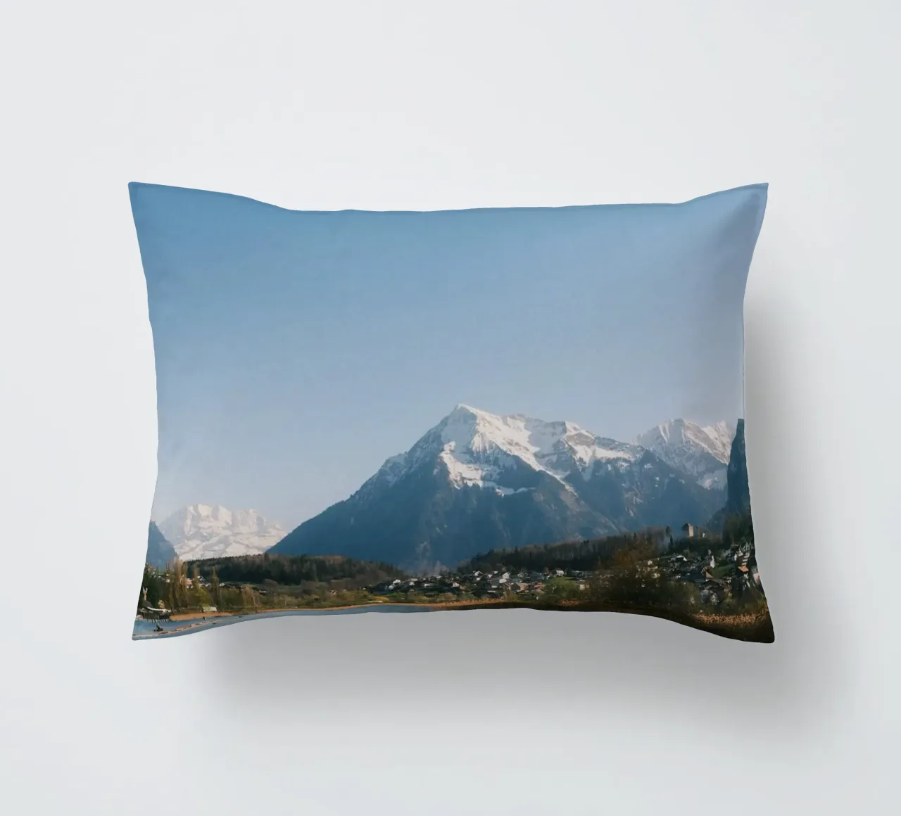 Spring View of the Bernese Alps from Lake Thun cuscino da FujiSwiss