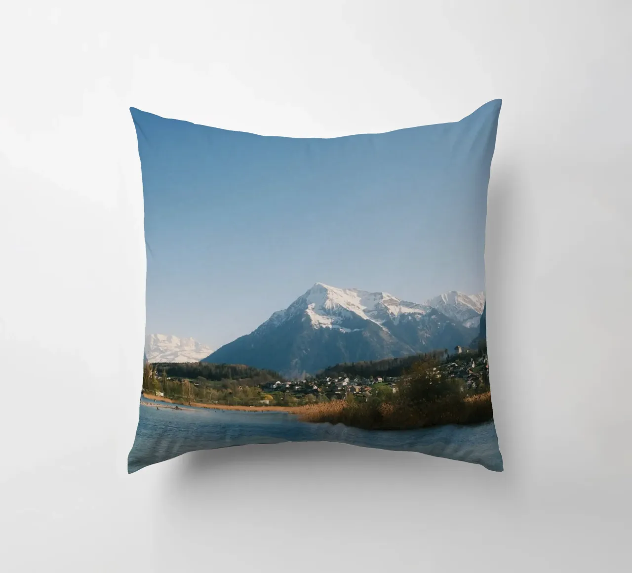 Spring View of the Bernese Alps from Lake Thun Kissen von FujiSwiss