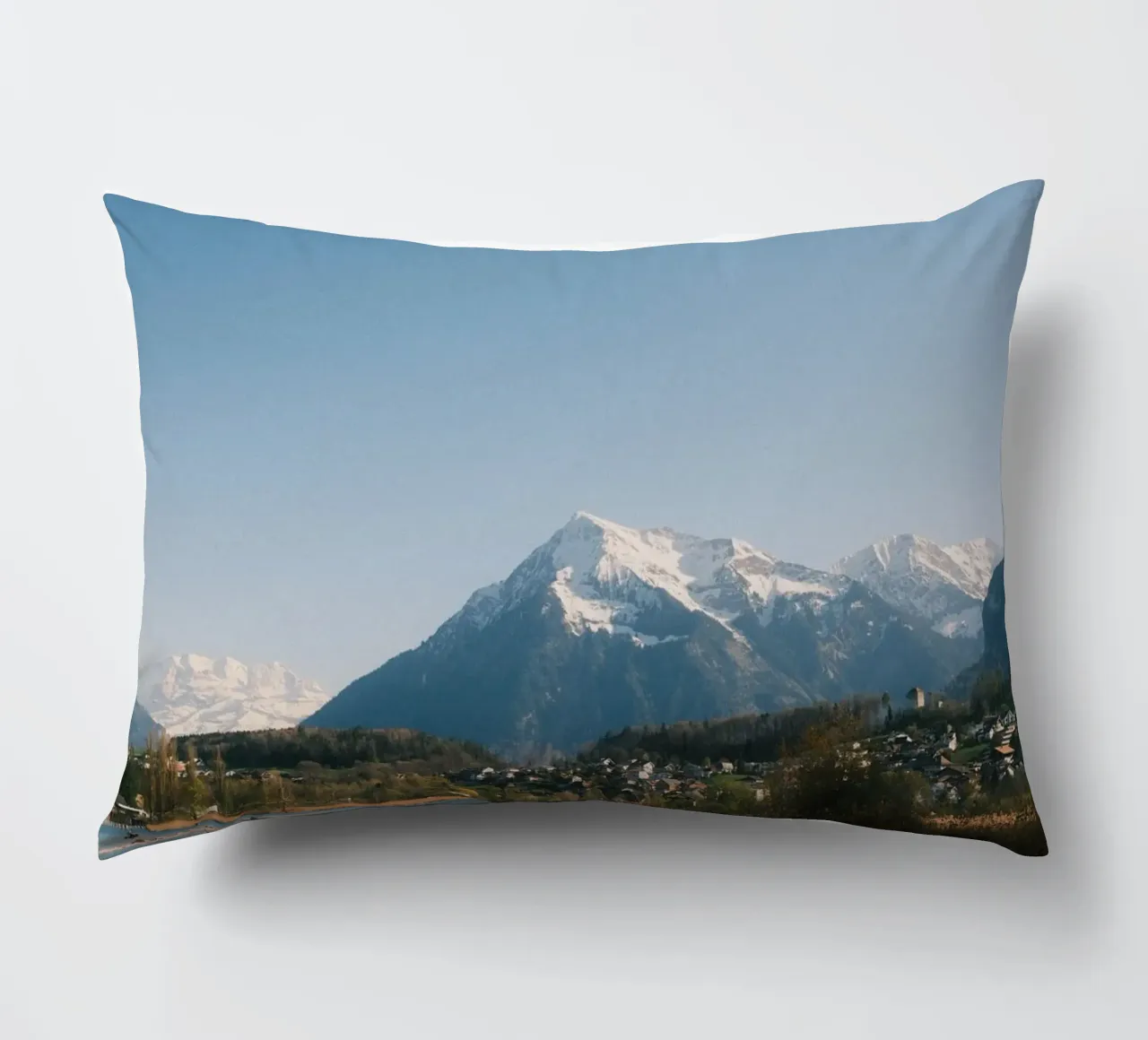 Spring View of the Bernese Alps from Lake Thun Kissen von FujiSwiss