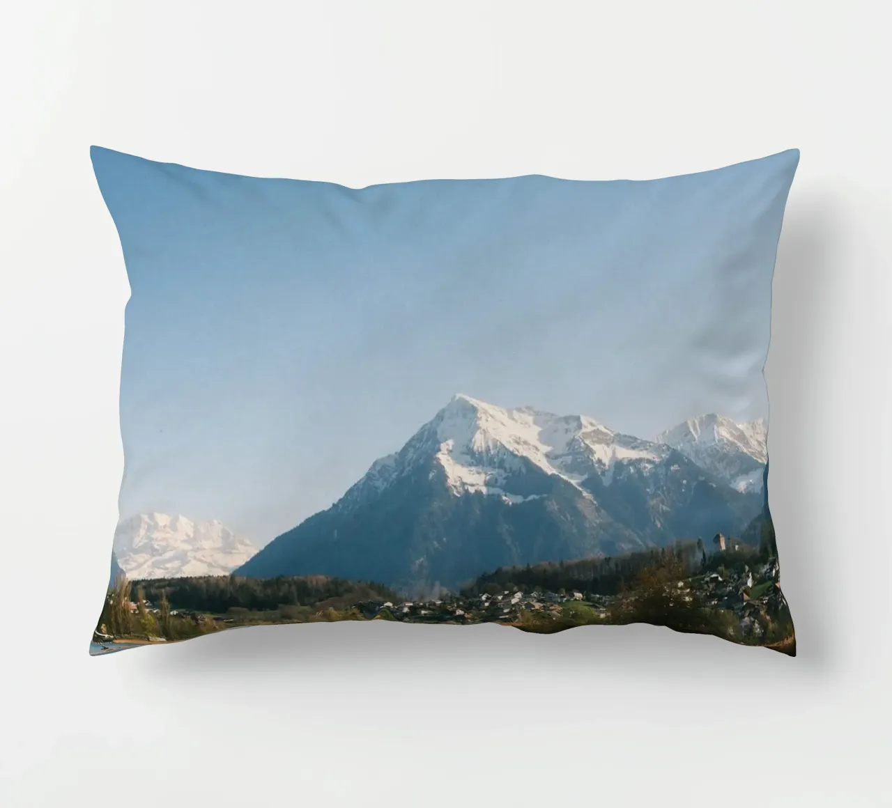 Spring View of the Bernese Alps from Lake Thun Kissen von FujiSwiss