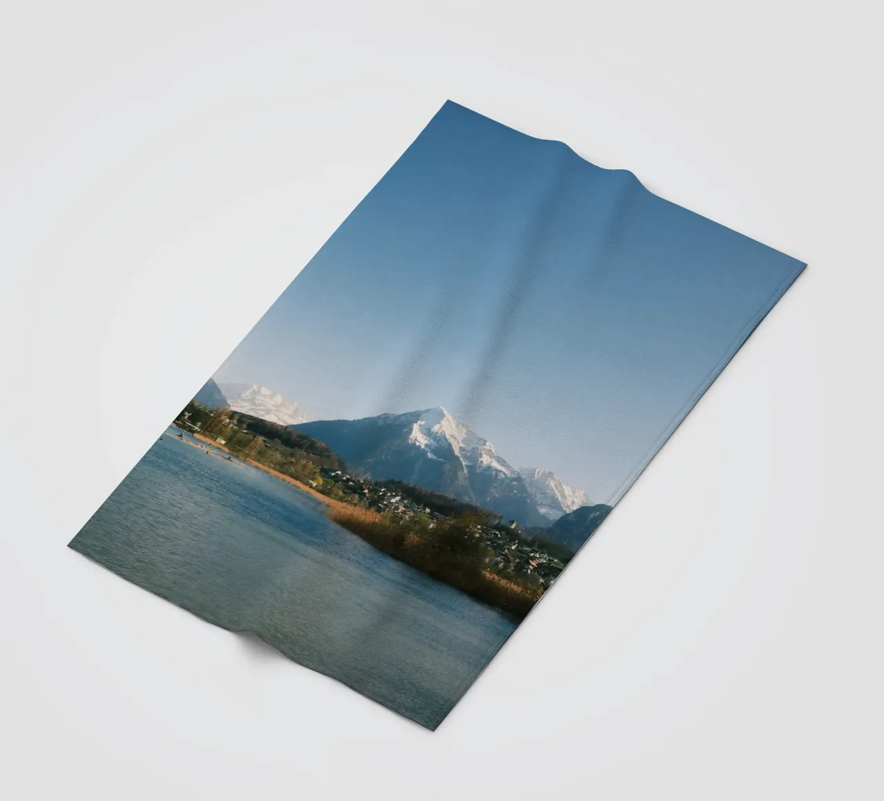 Spring View of the Bernese Alps from Lake Thun coperta in pile da FujiSwiss