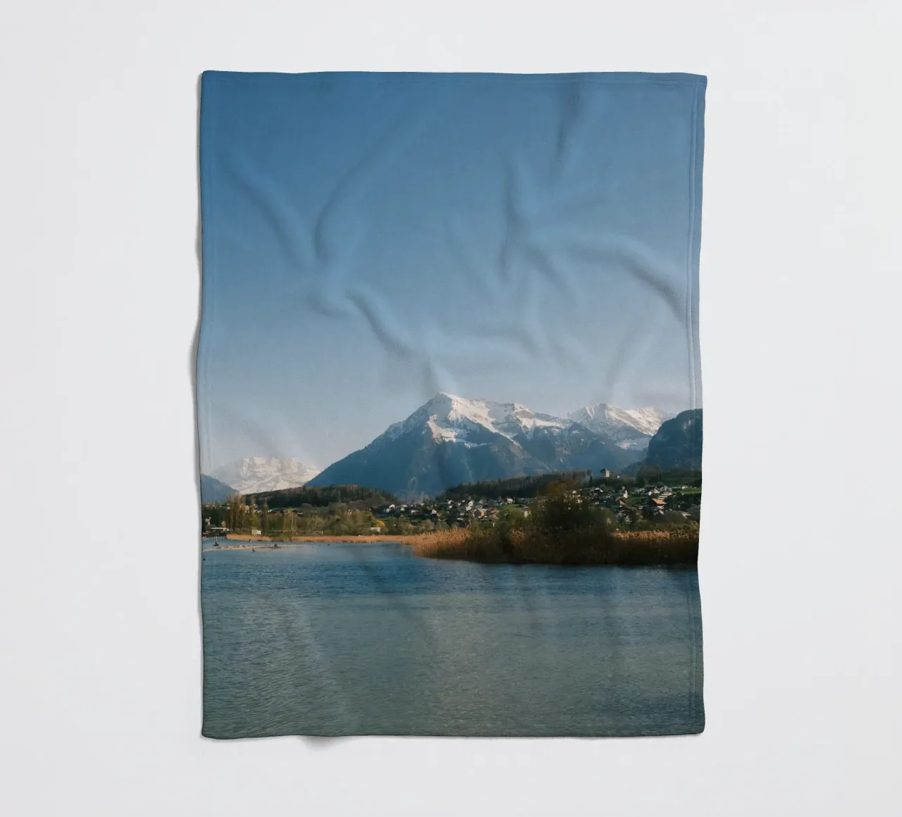 Spring View of the Bernese Alps from Lake Thun coperta in pile da FujiSwiss