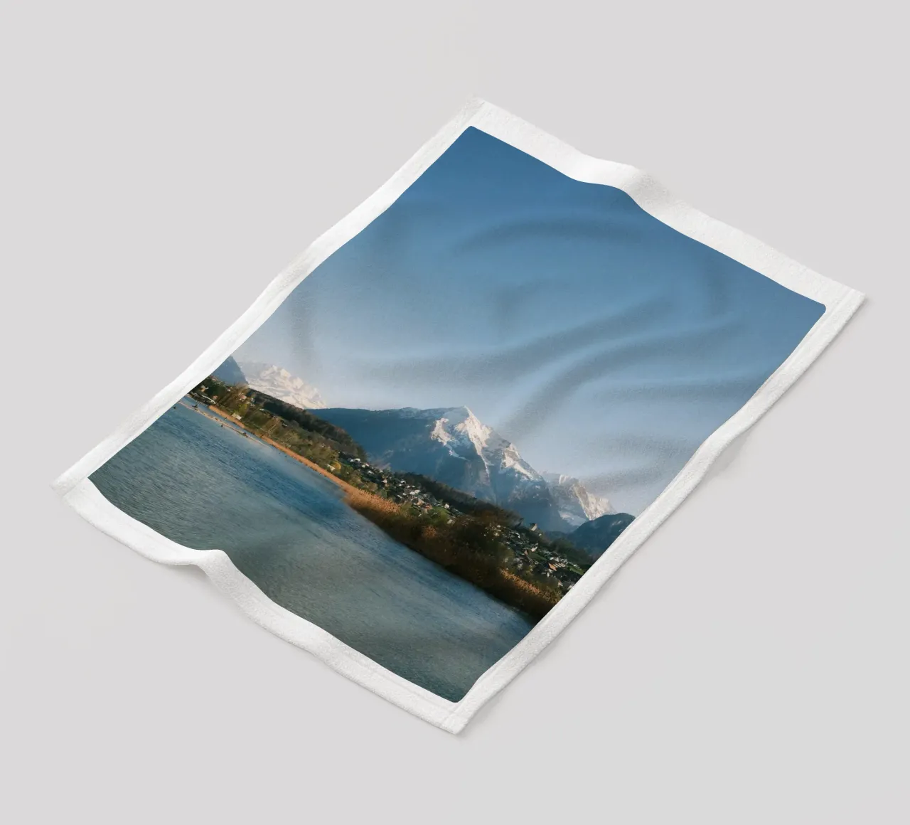 Spring View of the Bernese Alps from Lake Thun coperta in pile da FujiSwiss
