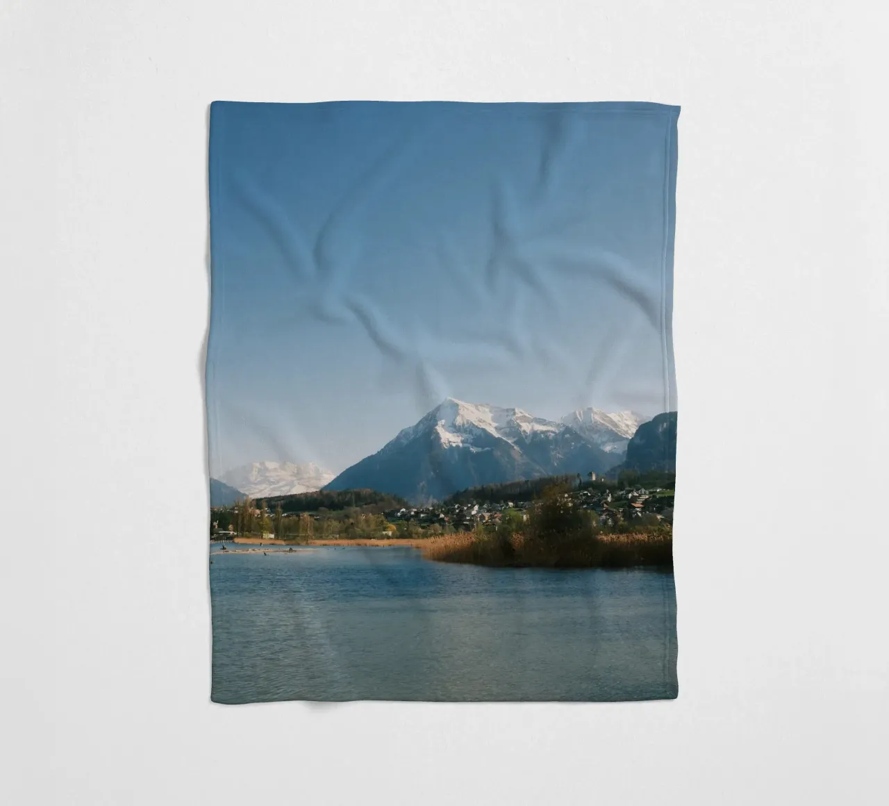 Spring View of the Bernese Alps from Lake Thun coperta in pile da FujiSwiss