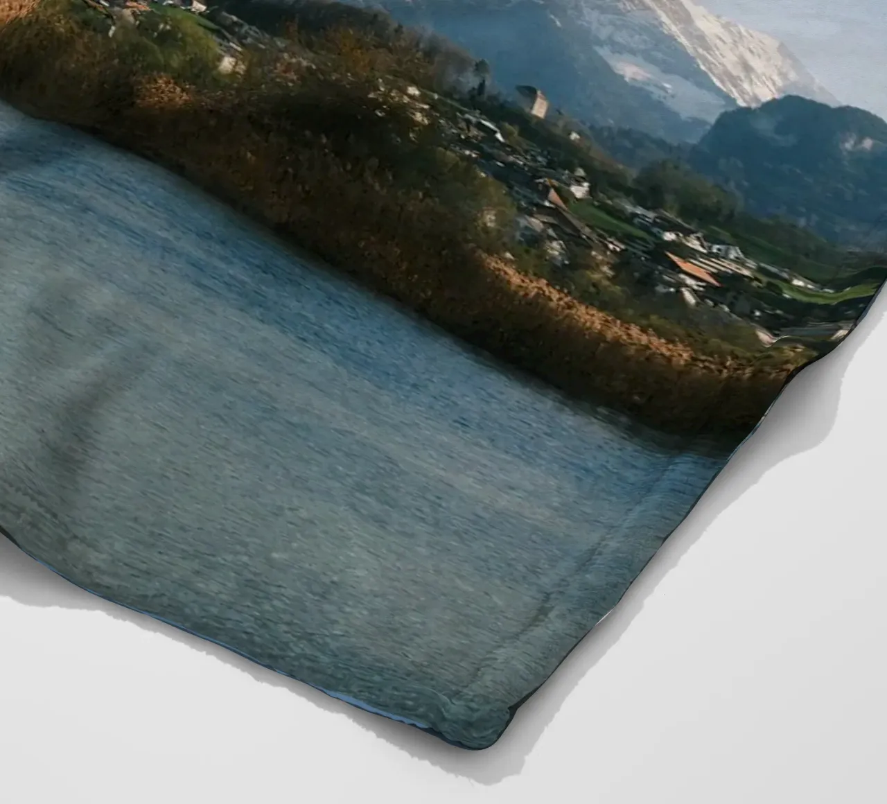 Spring View of the Bernese Alps from Lake Thun coperta in pile da FujiSwiss