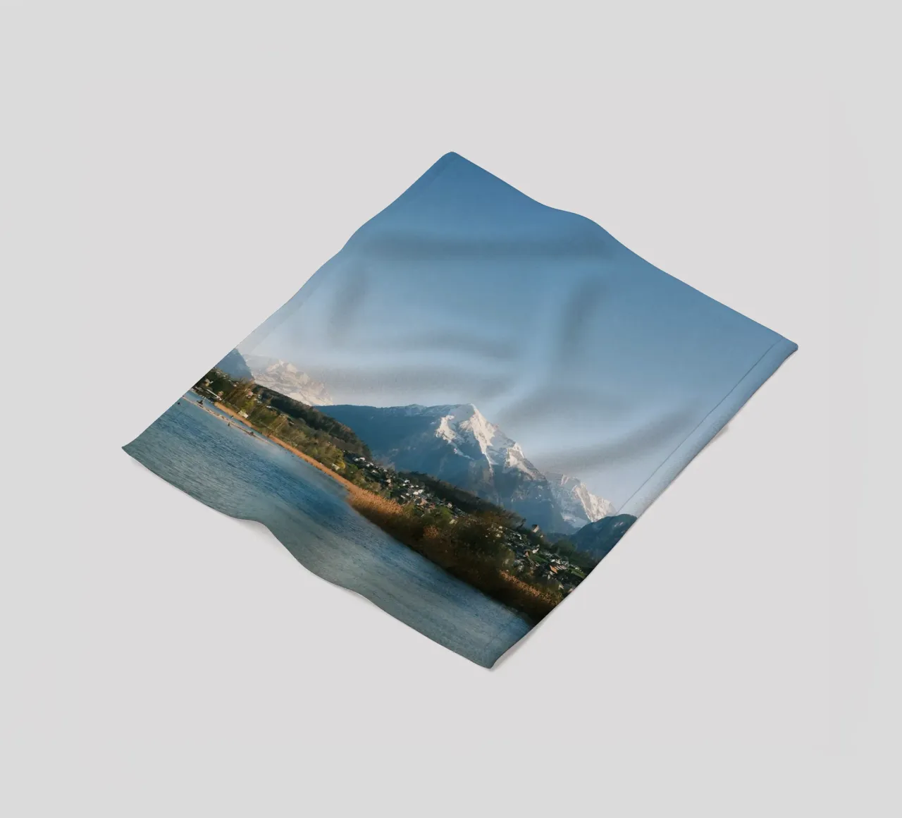 Spring View of the Bernese Alps from Lake Thun coperta in pile da FujiSwiss