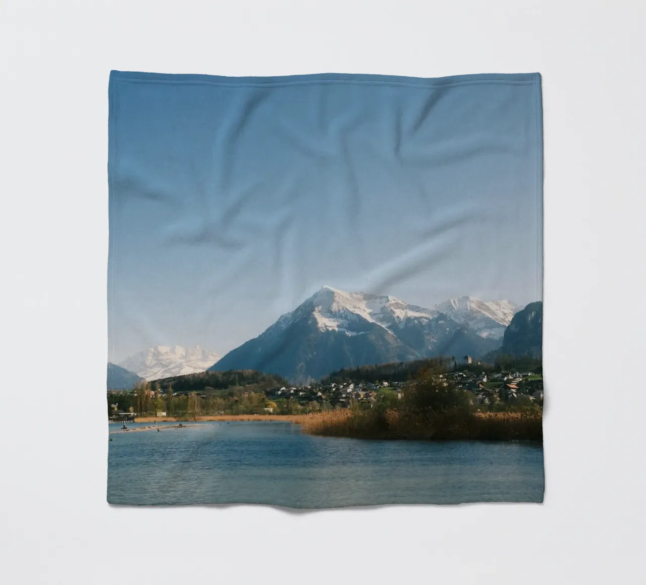 Spring View of the Bernese Alps from Lake Thun coperta in pile da FujiSwiss
