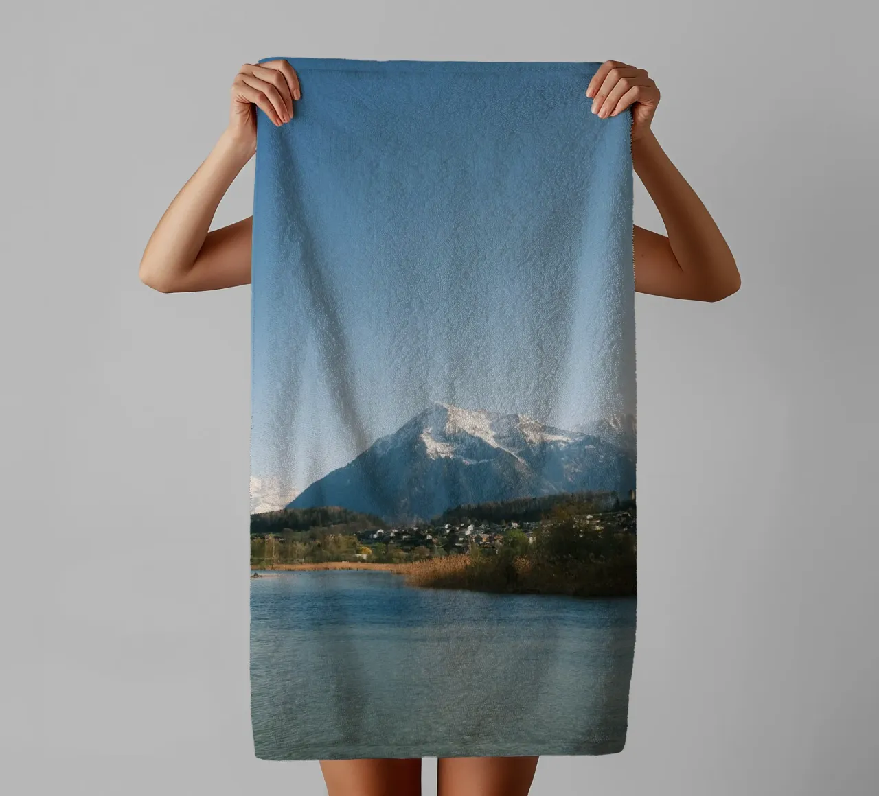 Spring View of the Bernese Alps from Lake Thun asciugamano da bagno da FujiSwiss
