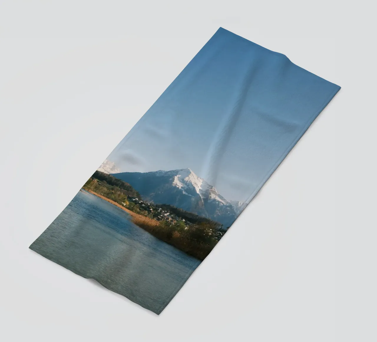 Spring View of the Bernese Alps from Lake Thun telo mare da FujiSwiss