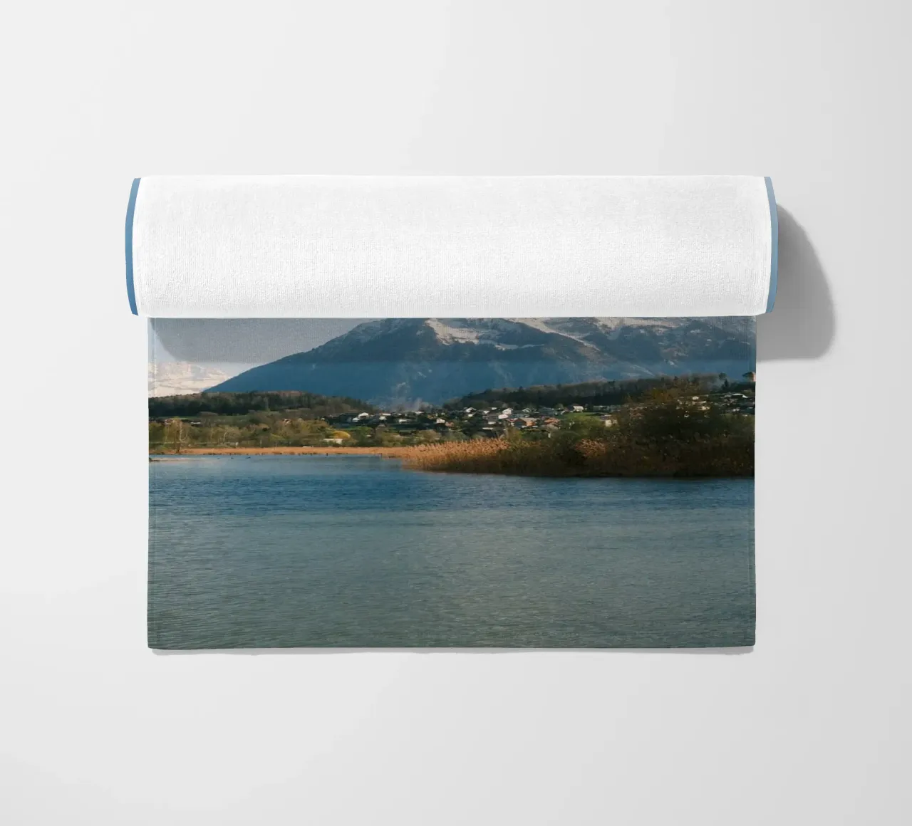 Spring View of the Bernese Alps from Lake Thun telo mare da FujiSwiss