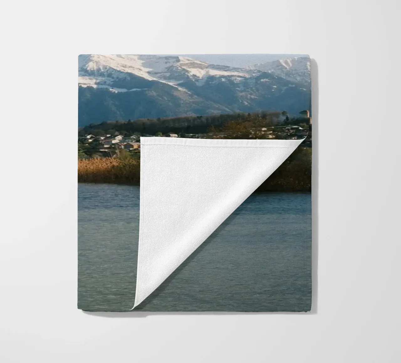 Spring View of the Bernese Alps from Lake Thun telo mare da FujiSwiss