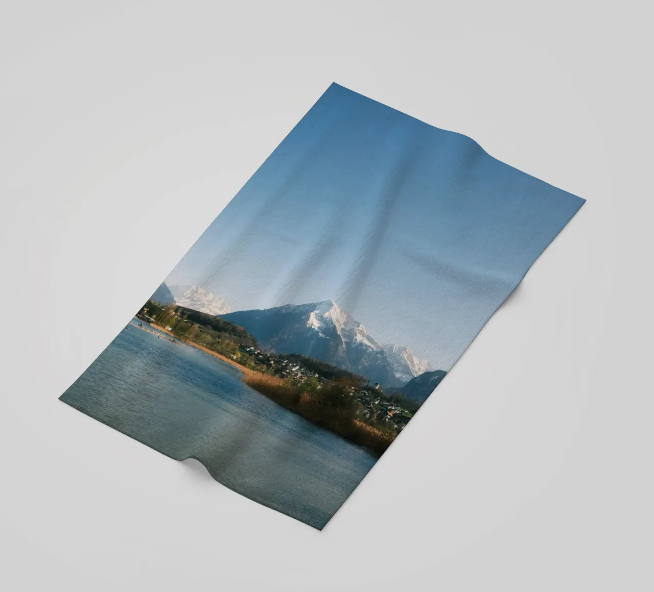 Spring View of the Bernese Alps from Lake Thun telo mare da FujiSwiss