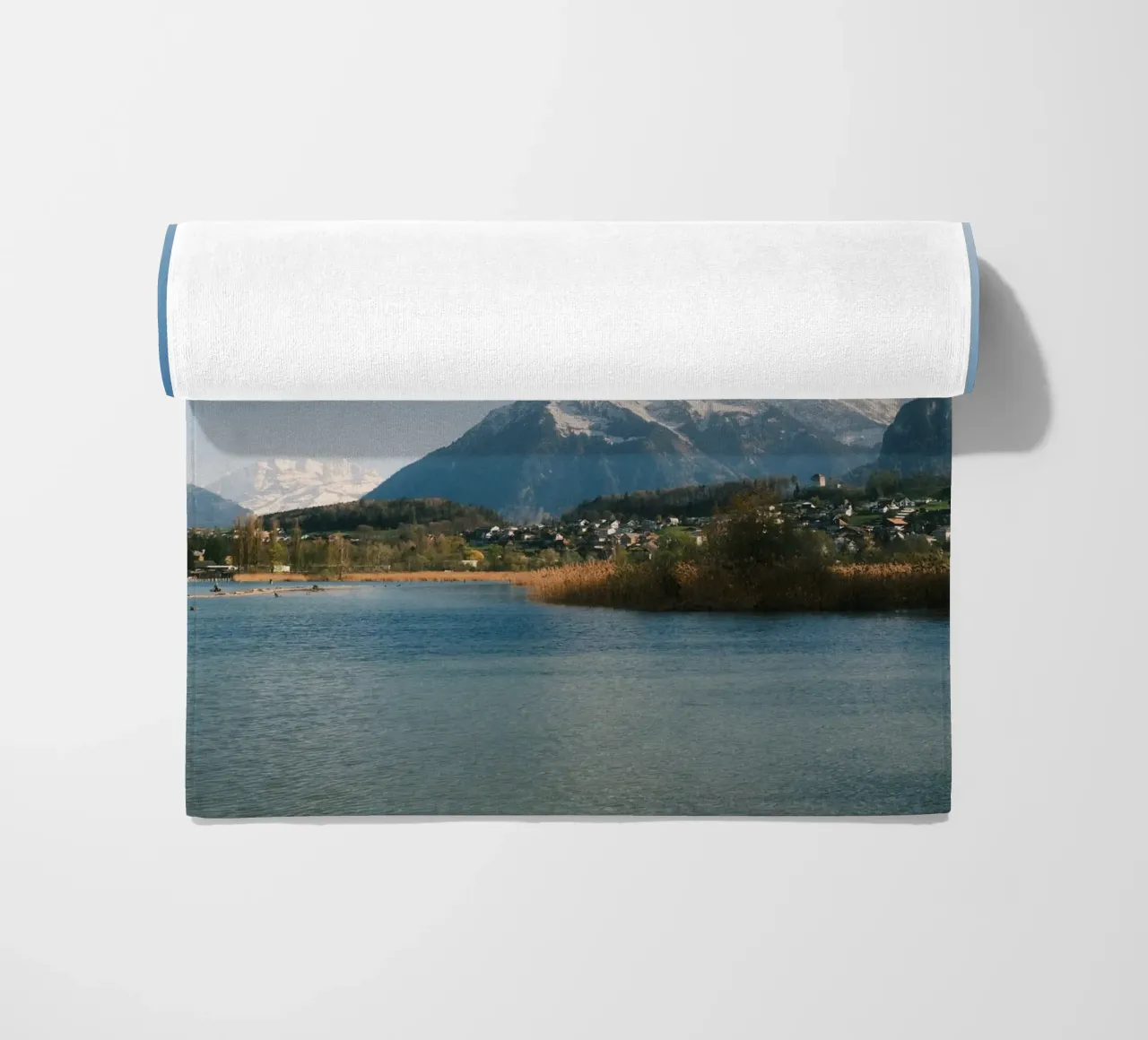 Spring View of the Bernese Alps from Lake Thun telo mare da FujiSwiss