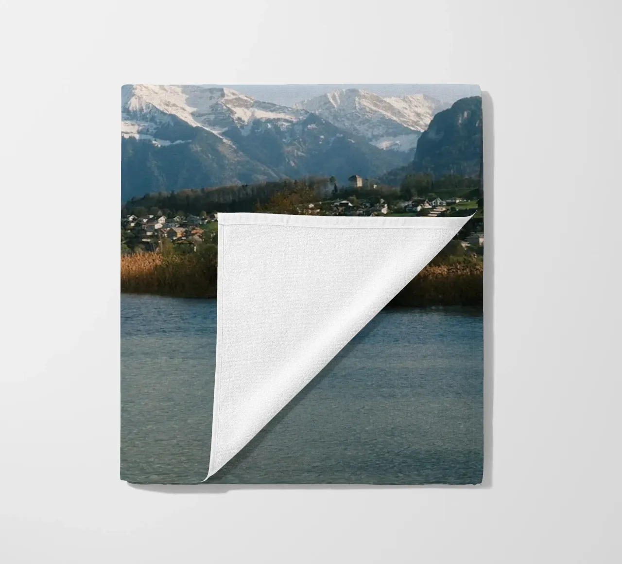 Spring View of the Bernese Alps from Lake Thun telo mare da FujiSwiss