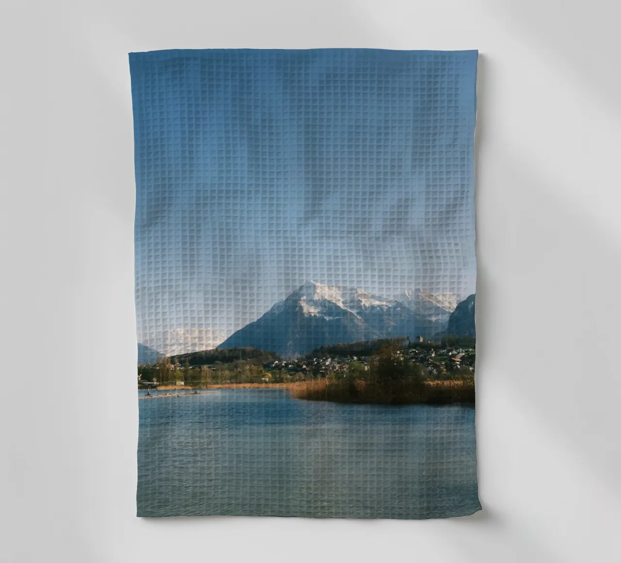 Spring View of the Bernese Alps from Lake Thun canovaccio da cucina da FujiSwiss