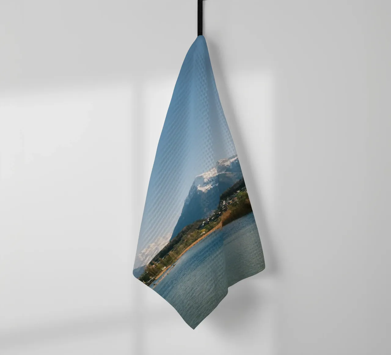 Spring View of the Bernese Alps from Lake Thun canovaccio da cucina da FujiSwiss