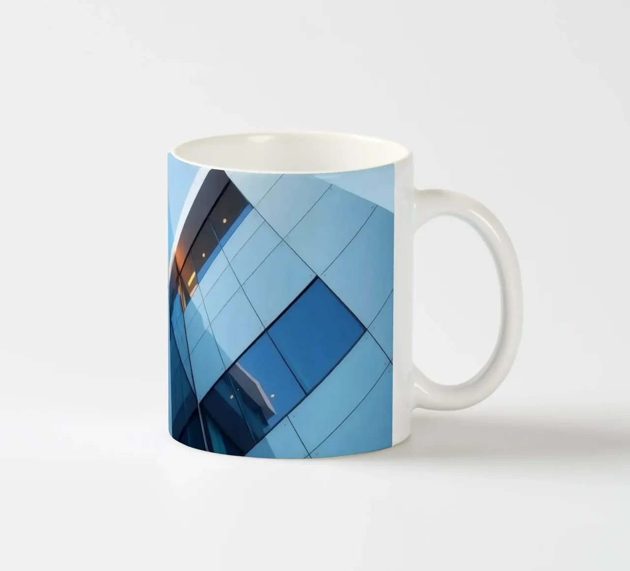 Conception architecturale moderne mettant en valeur le verre et le béton mug en céramique de DesignDoodle