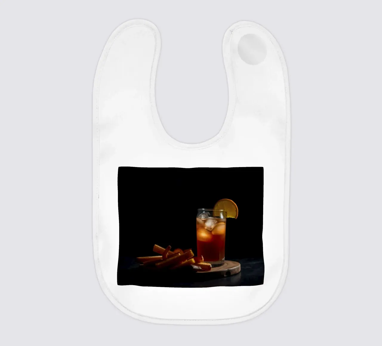 Bebida refrescante con guarnición de naranja servida en tabla de madera babero de DesignDoodle