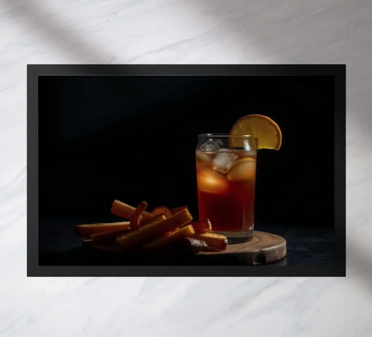 Bebida refrescante con guarnición de naranja servida en tabla de madera felpudo de DesignDoodle