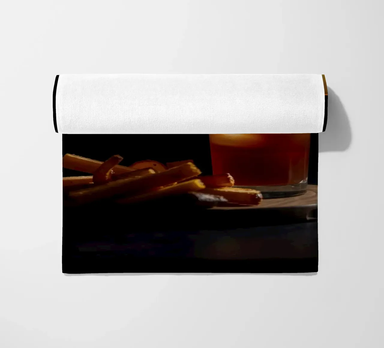 Bebida refrescante con guarnición de naranja servida en tabla de madera toalla de playa de DesignDoodle