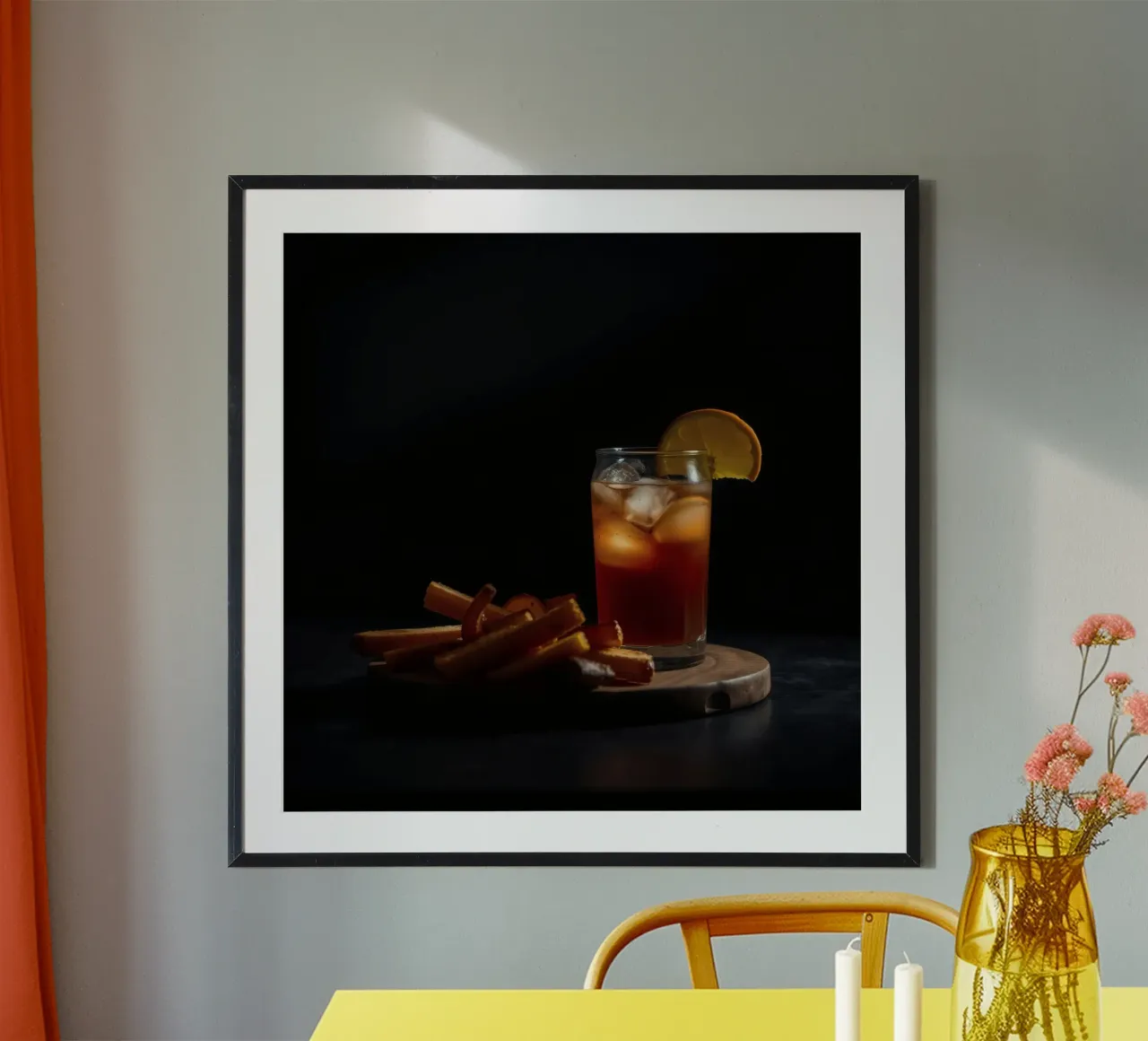 Bebida refrescante con guarnición de naranja servida en tabla de madera poster de DesignDoodle