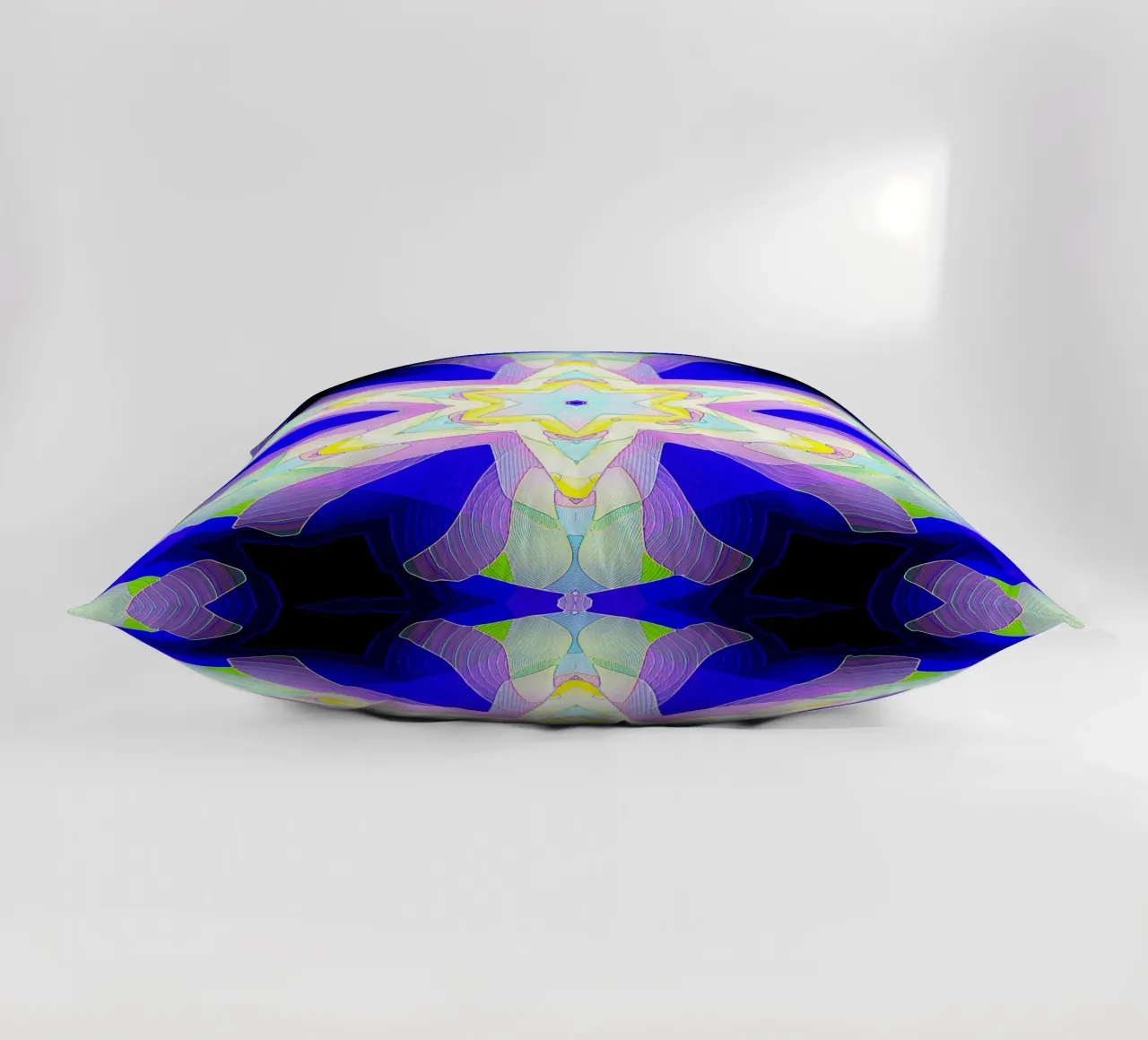 Caleidoscopio con forme ornamentali nei colori blu-viola-verde cuscino da Gürsel Yesil Digital Art