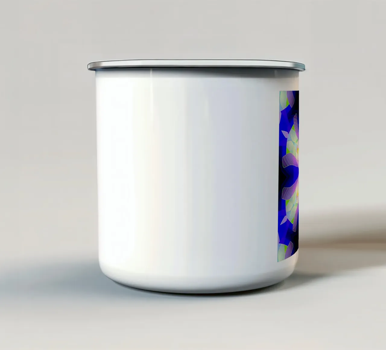 Caleidoscopio con forme ornamentali nei colori blu-viola-verde tazza in smalto da Gürsel Yesil Digital Art