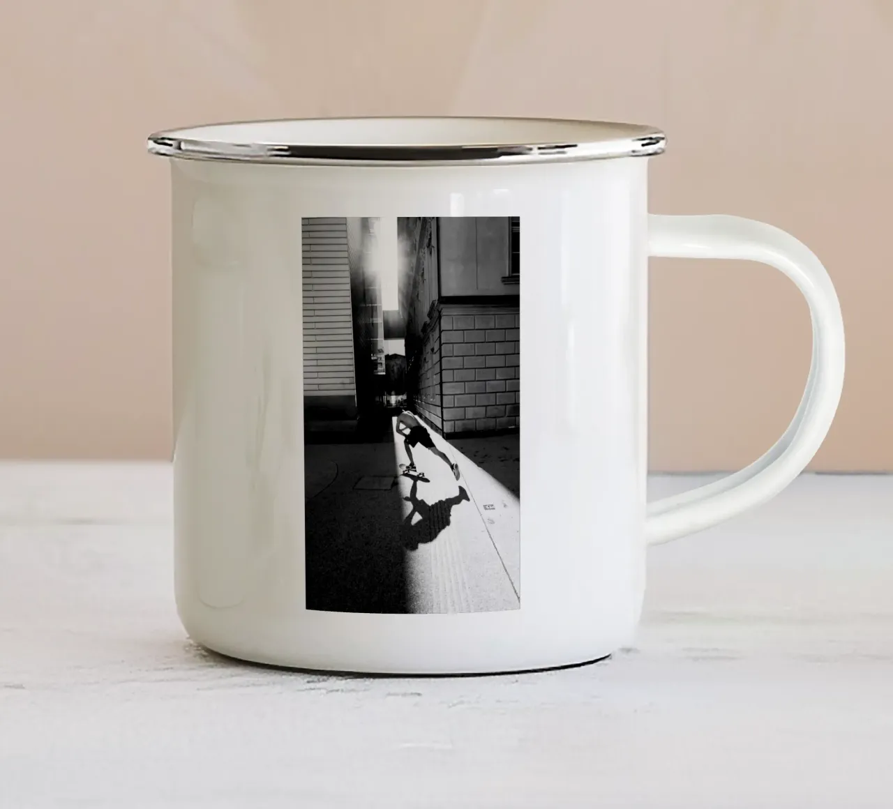 skater tazza in smalto da Jonas Klein