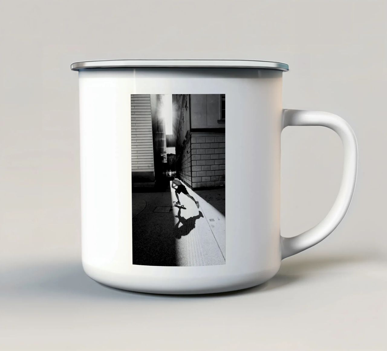 skater tazza in smalto da Jonas Klein