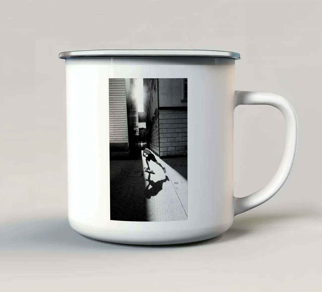 skater tazza in smalto da Jonas Klein