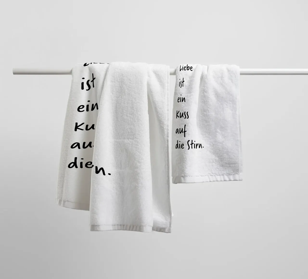 L'amore è. (scoprite ancora più amore sul mio profilo:) asciugamano da bagno da FRICKE DESIGN