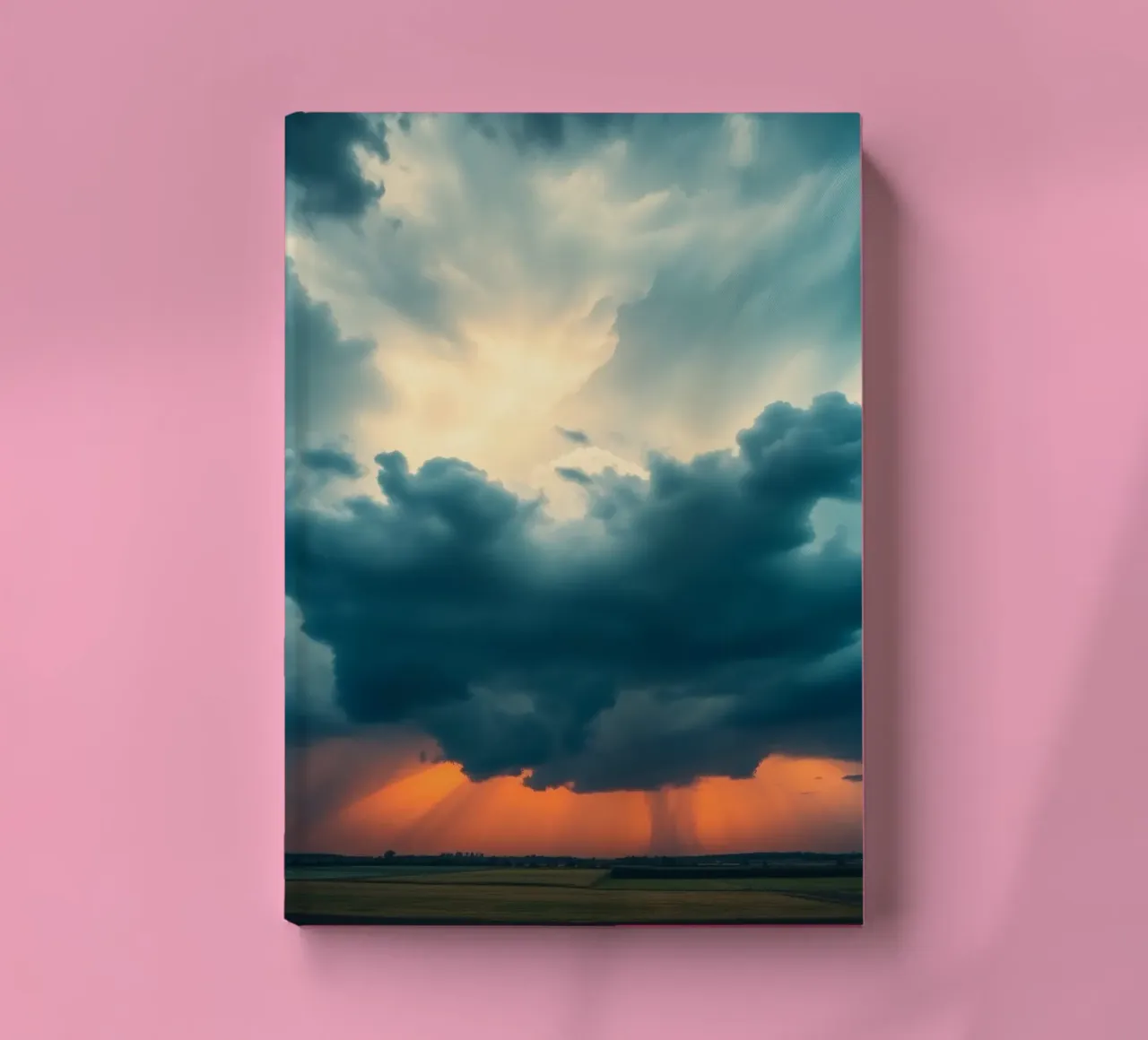 Drammatico cielo al tramonto su campi aperti con nuvole imponenti diario da DesignDoodle