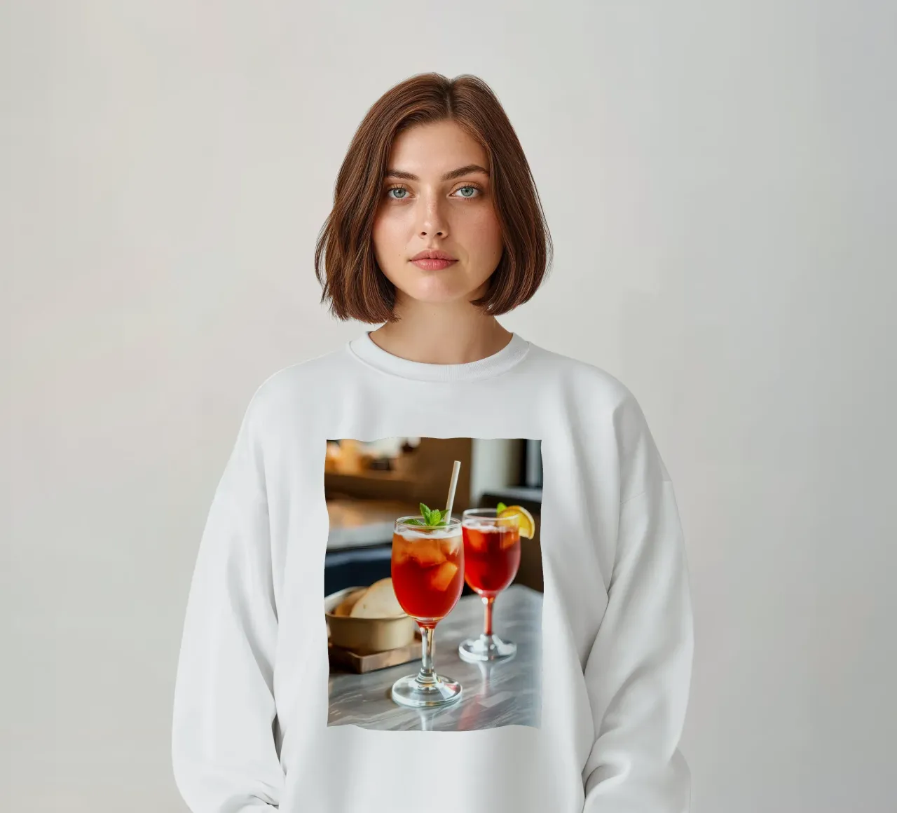 Bevande ghiacciate rinfrescanti servite con pane in un accogliente caffè felpa da DesignDoodle