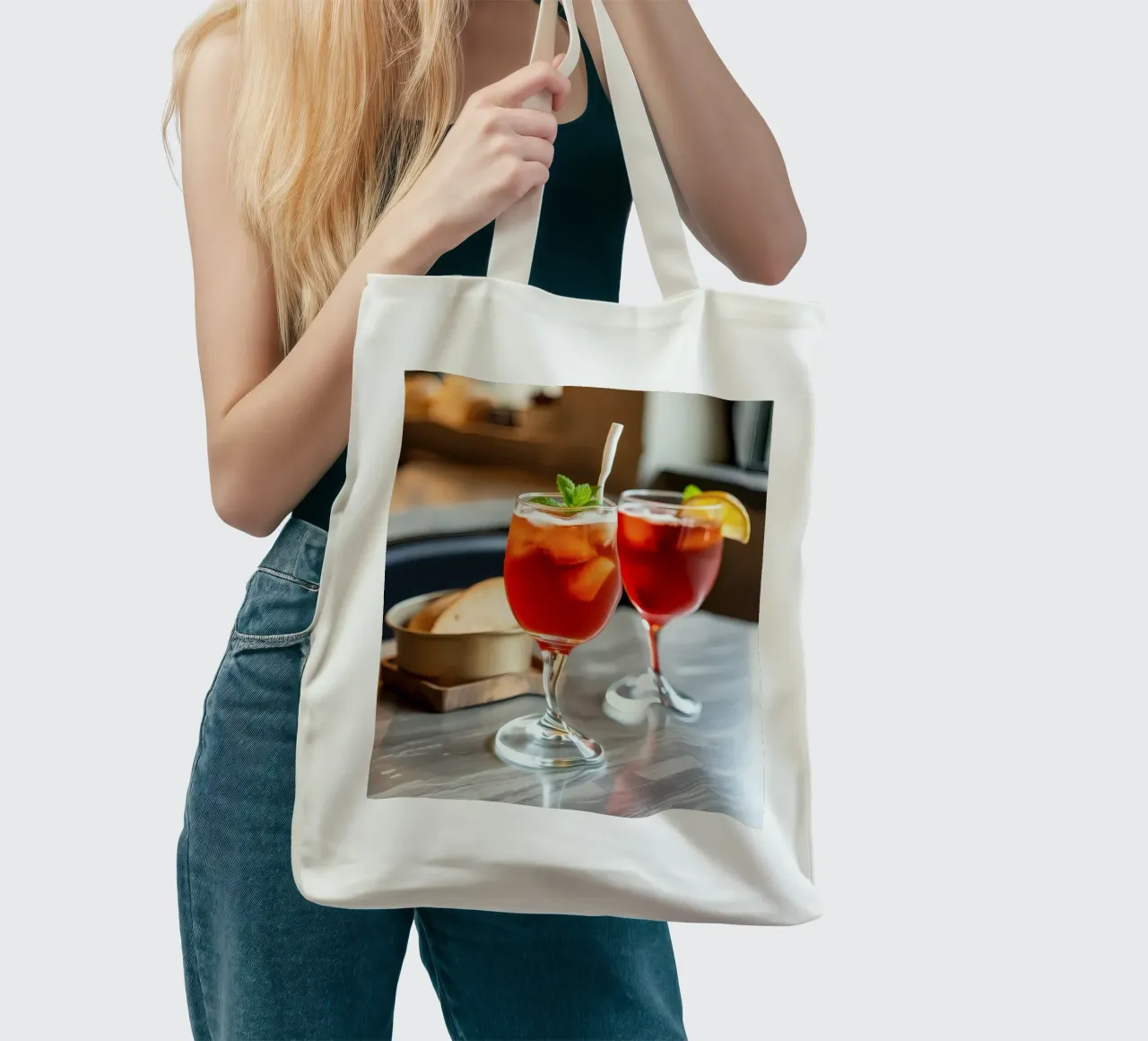 Bevande ghiacciate rinfrescanti servite con pane in un accogliente caffè borsa in juta da DesignDoodle